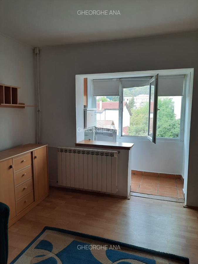 Garsonieră situata in zona Traian, la etajul 3 - 1