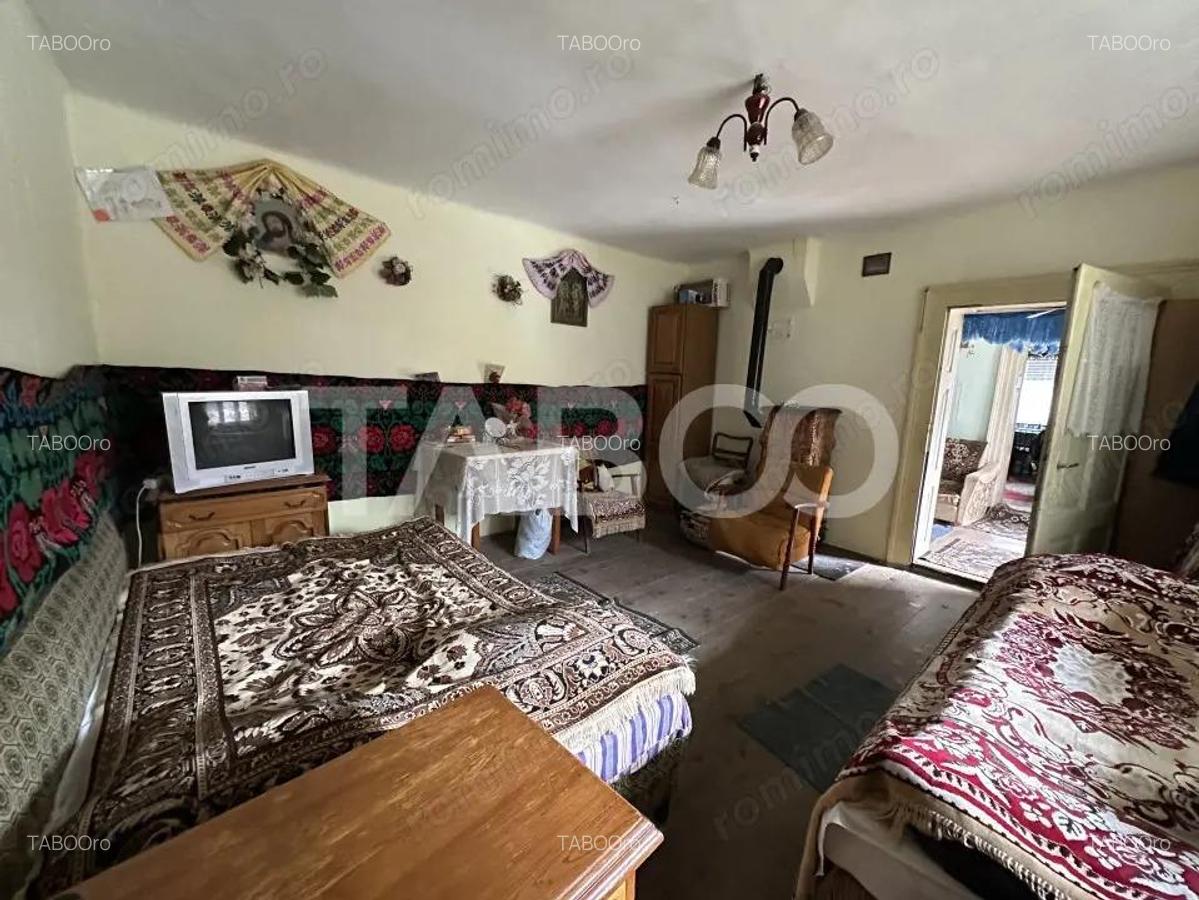 Casa cu gradina 3 camere anexe gospodaresti 5702 mp teren in Gura Vaii - 3