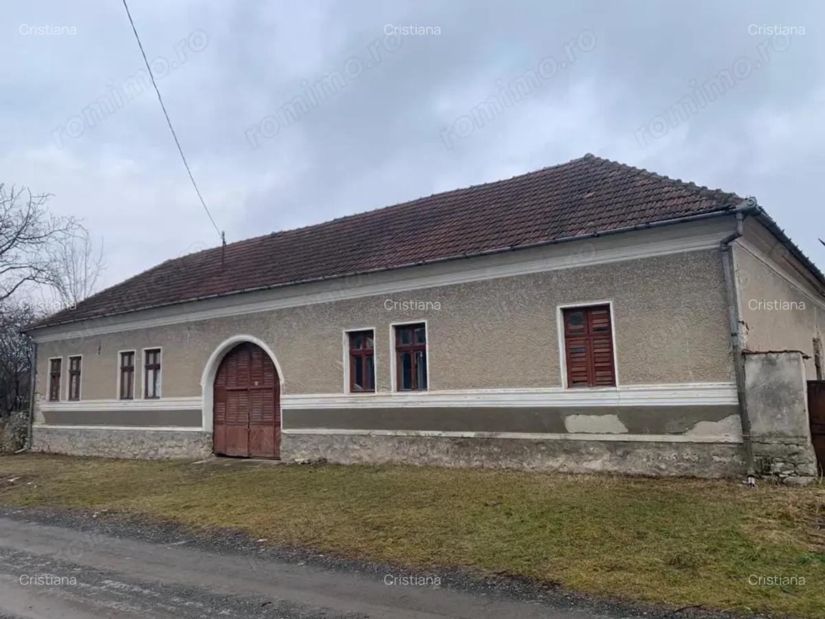 Casa mare la ?ara cu teren generos in zona superba - 1 Casa mare la ?ara cu teren generos in zona superba - 1