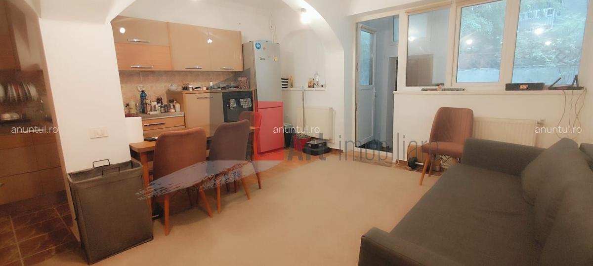 Piata Rosetti, casa Yeni, constructie 2002, finisata complet - 2