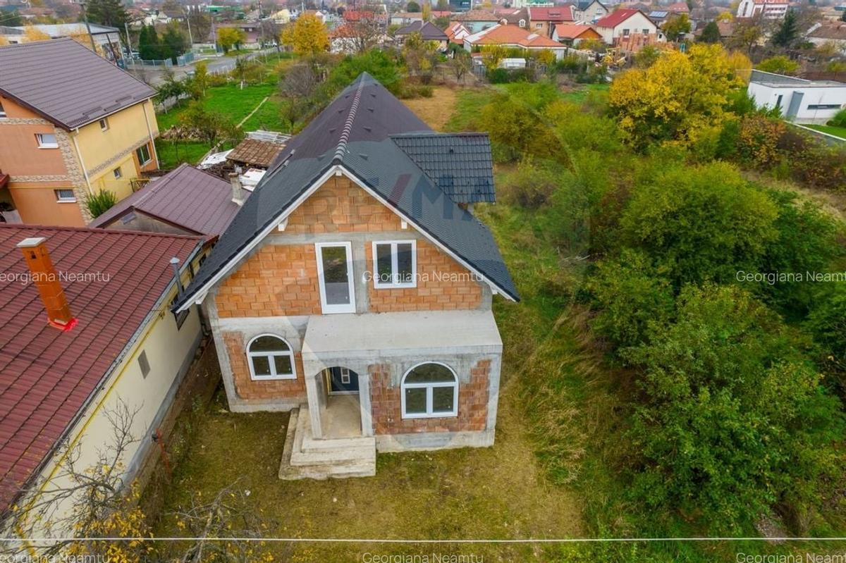 Casa la rosu cu teren generos, 500 mp, situata pe strada Ostasului - 15