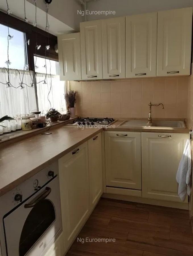Apartament de  vanzare cu 4 camere, zona km 4-5 - 5