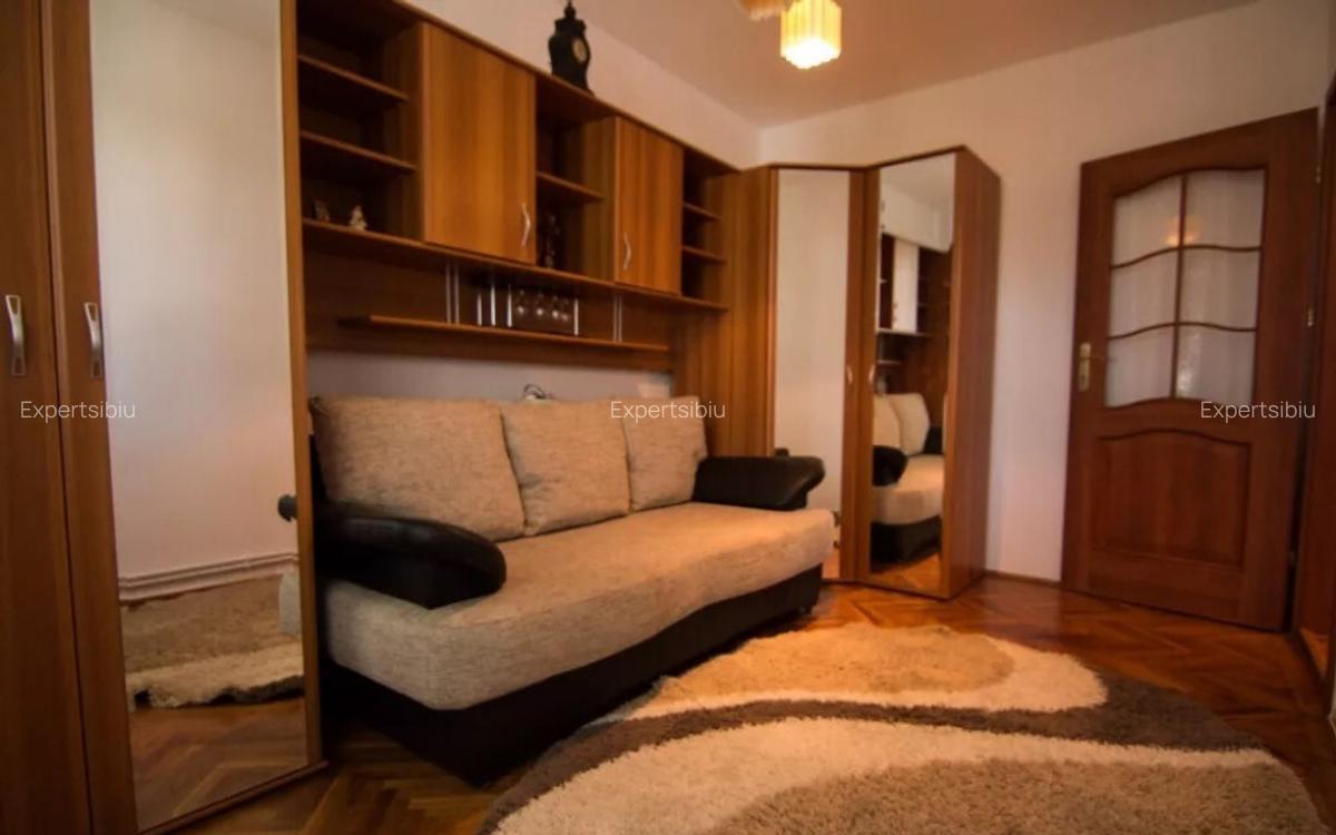 INCHIRIEZ apartament 3 camere decomandat,zona Vasile Aaron - 2