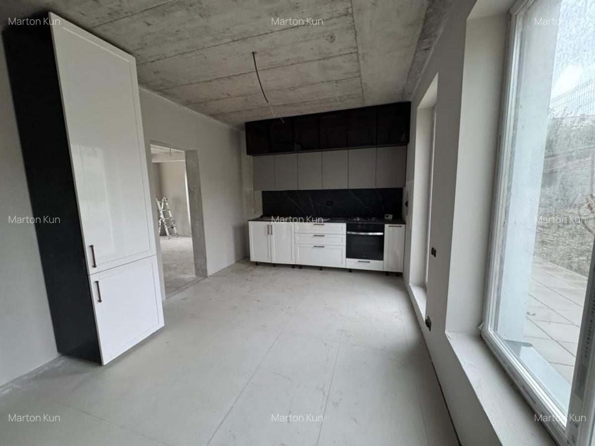 Oportunitate! Casa cu etaj, finisata, 180 mp., Campenesti, 209000 Eur - 1