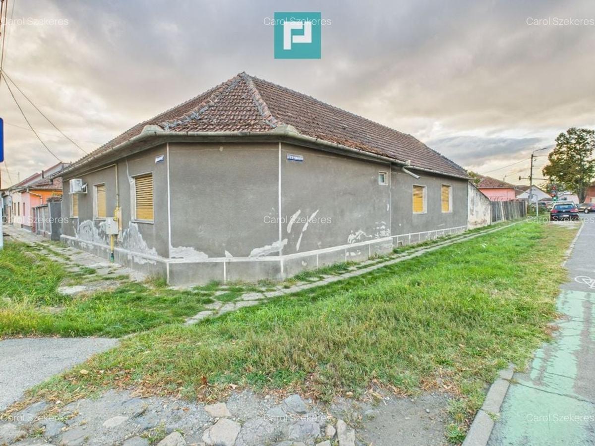 Casă cu 8 camere de renovat în Pârneava - 2