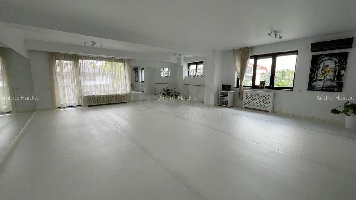 REV2002733 Domenii - Vila impunatoare aproape de Biserica Casin - 1