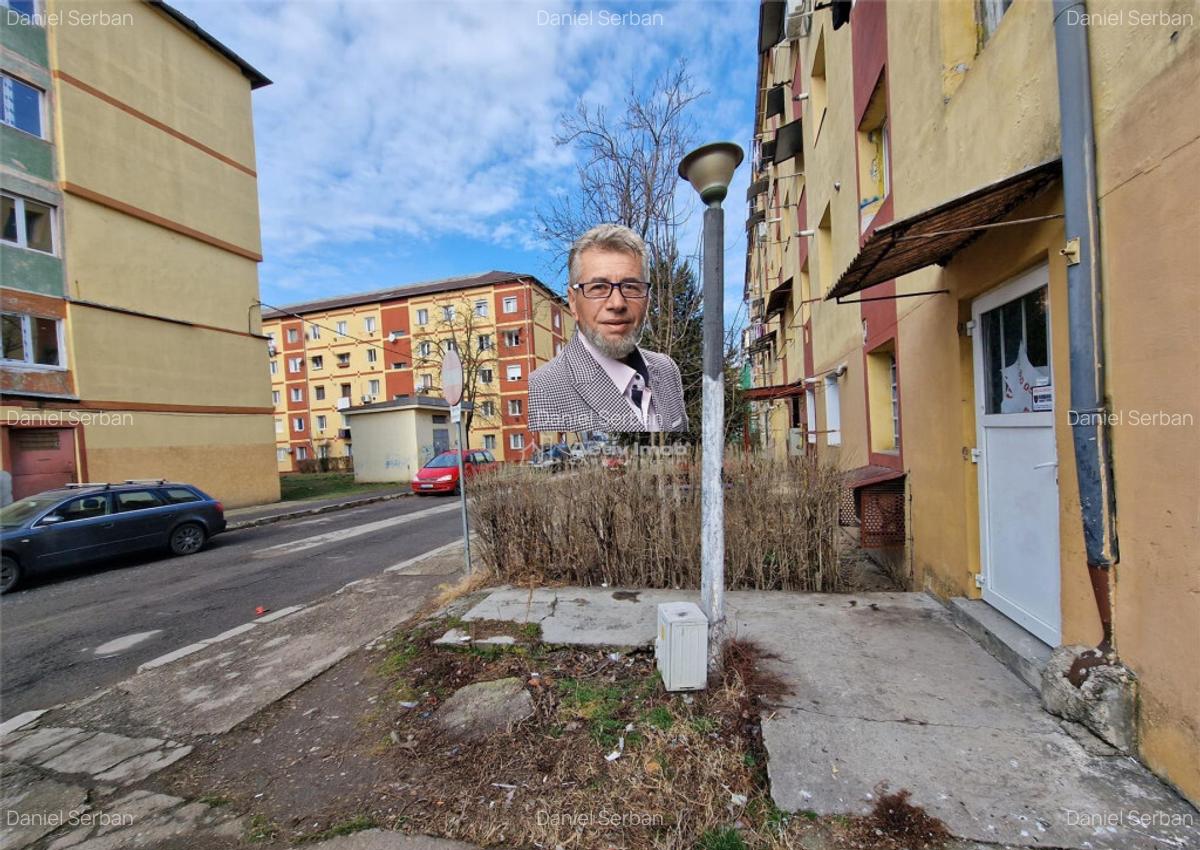 Resita CHIRIE sau VANZARE Spatiu Com.Parter,Zona Aglomerata - 1