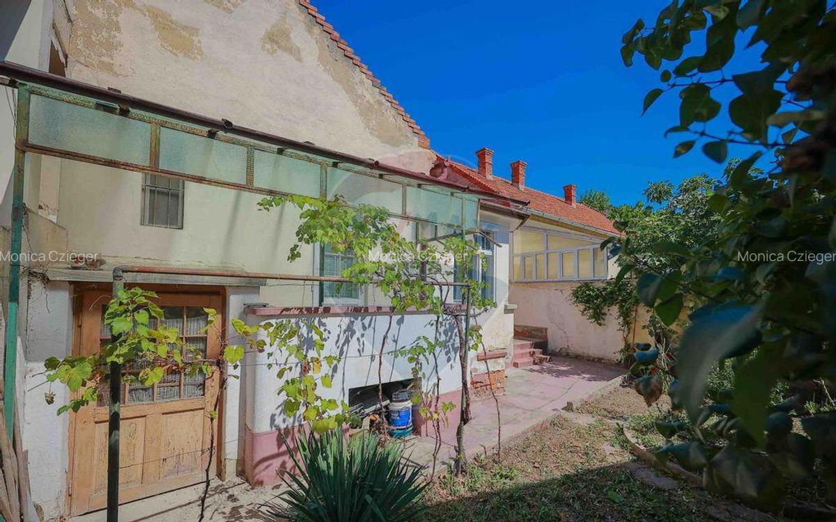 Casa evreiasca interbelica, singur in curte, de vanz... - 16