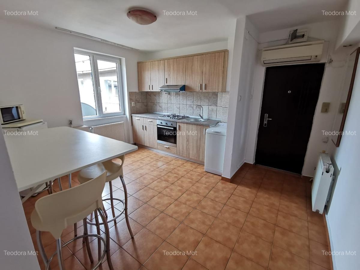 Apartament cu 2 camere decomandat în P-ța Victoriei - 8