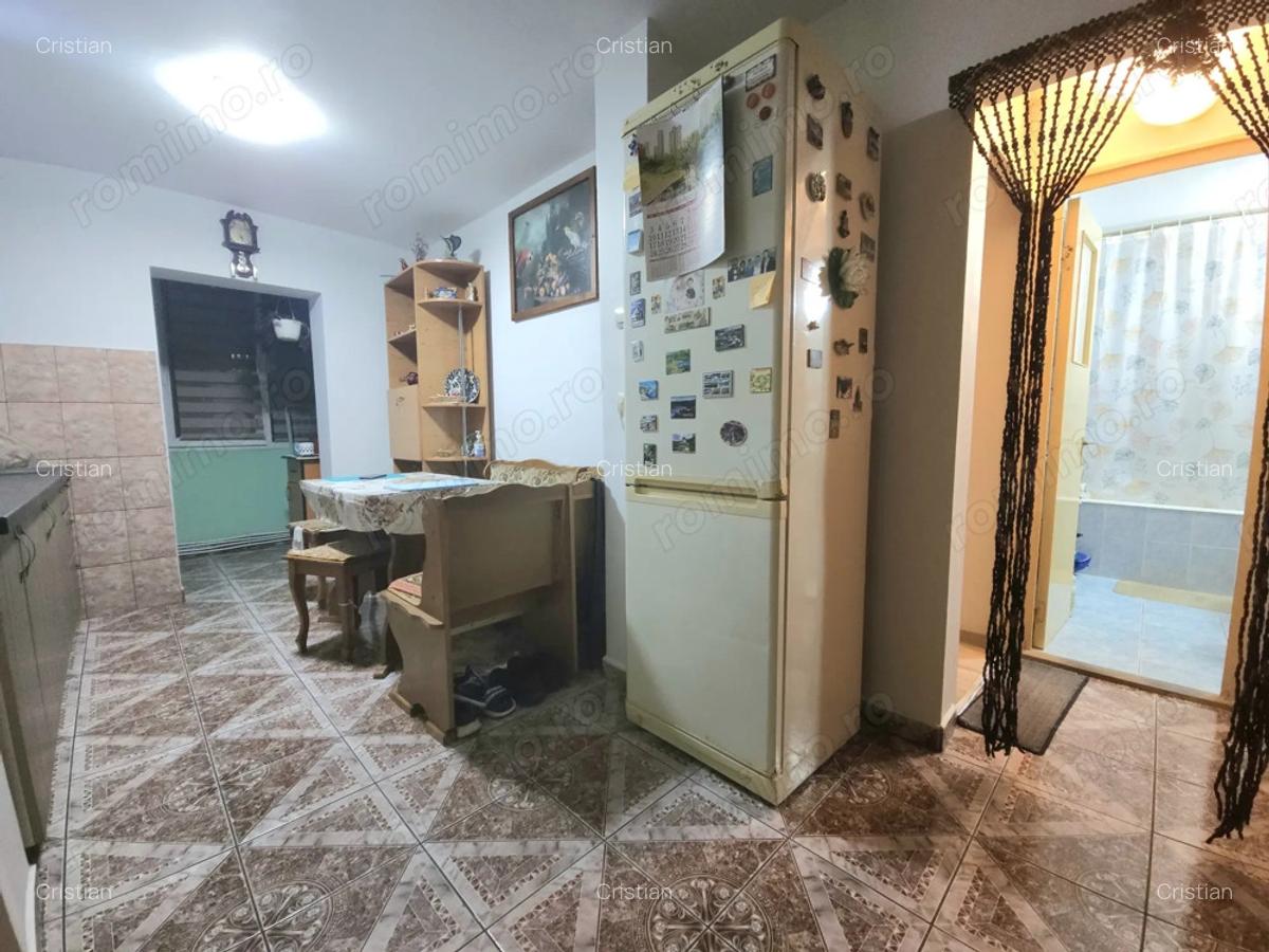 Proprietar vand apartament 2 camere decomandat zona CETATE STADION - 2