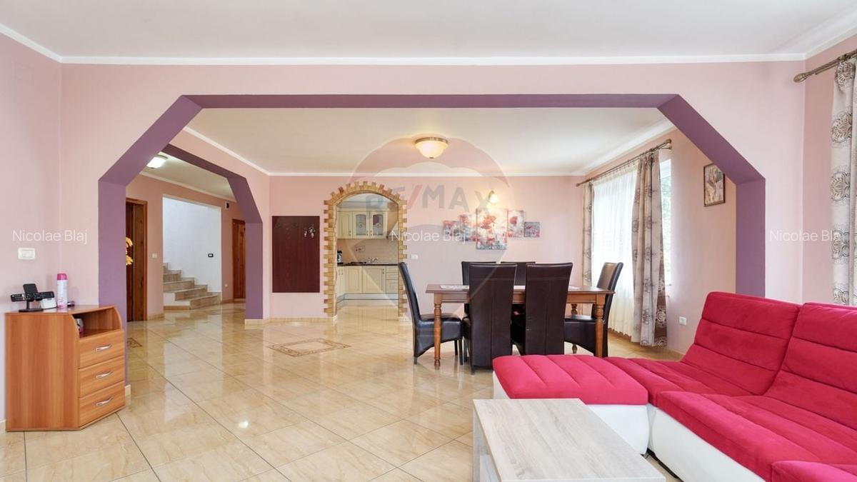 Vila cu potential in Zarnesti - 10 camere, curte mare - 15