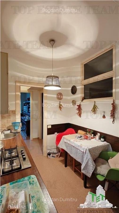 Apartament de 3 camere ultracentral, 2 intrari, lift cu acces privat, pod pentru - 18