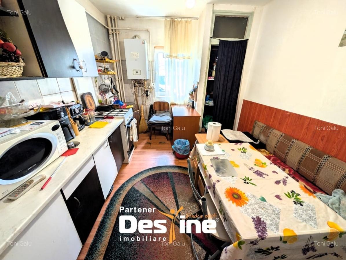 4 camere decomandat - 2 bai cu geam - centrala termica - simplu - la strada, CUG - 6