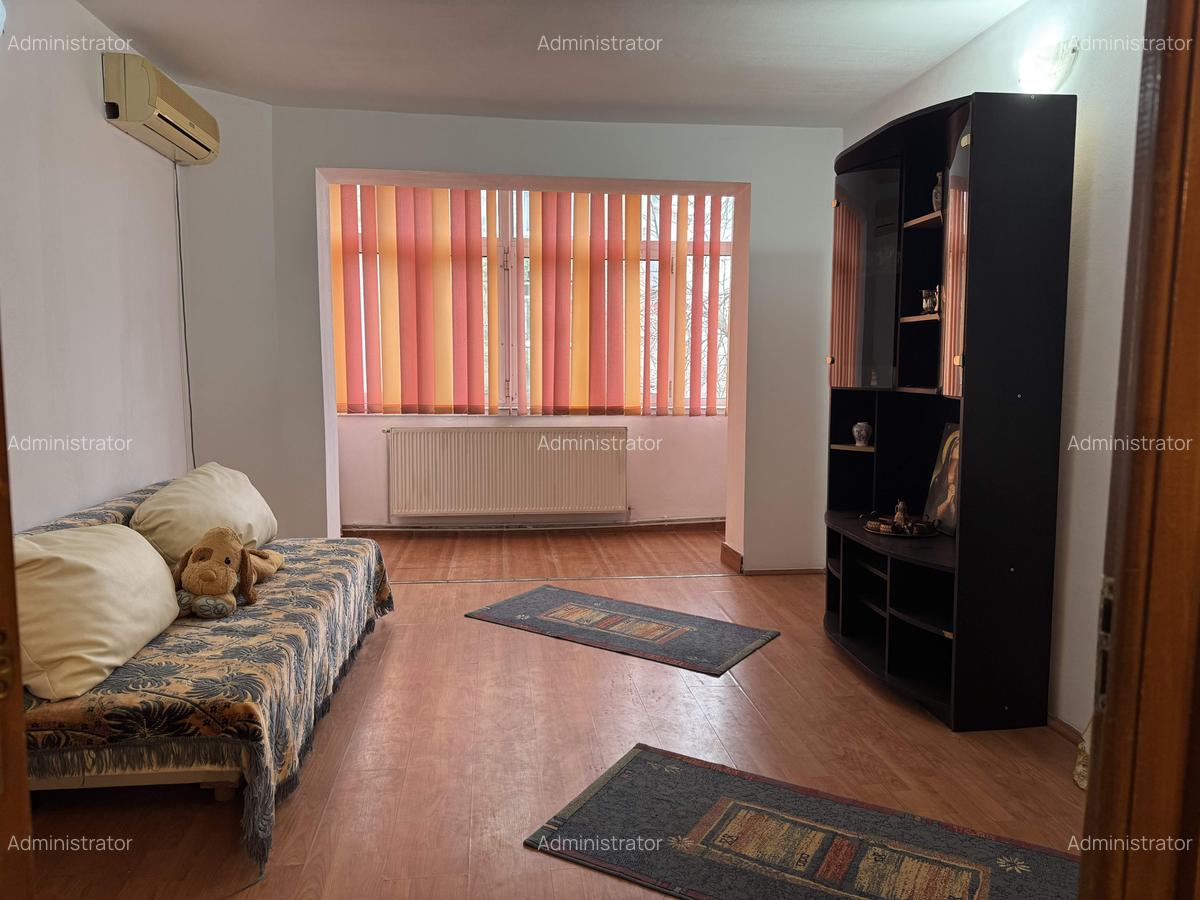 Apartament cu 4 camere semidecomandat în Central - 2