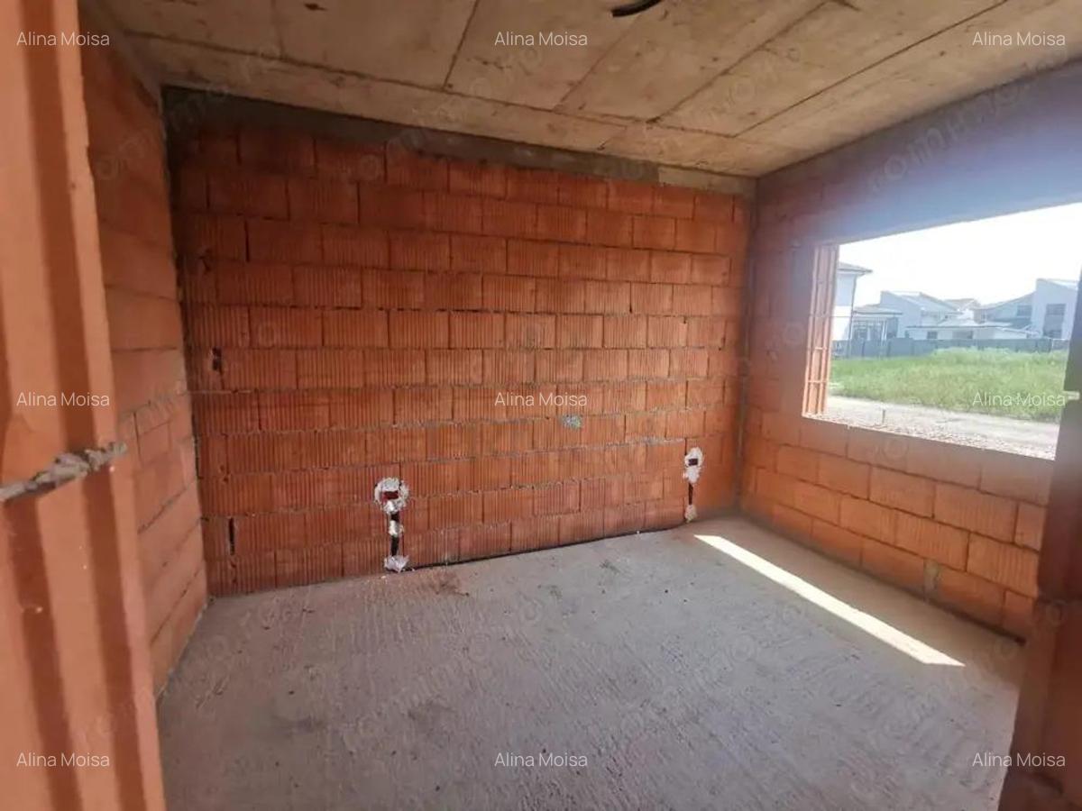 Duplex pe plan - 2 bai - canalizare - personalizare interioara - bucatarie inchisa - 4