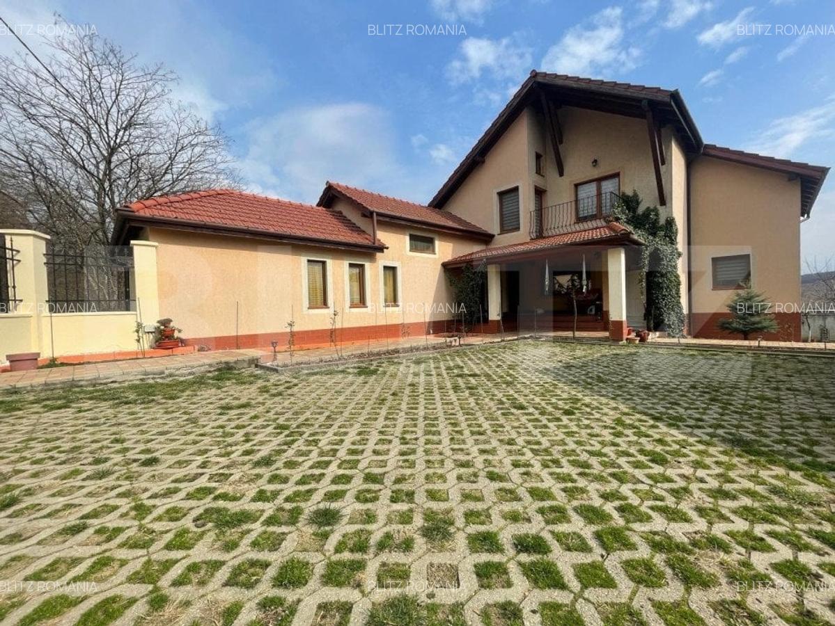 Proprietate versatila cu doua apartamente si casa cu trei nivele - 3