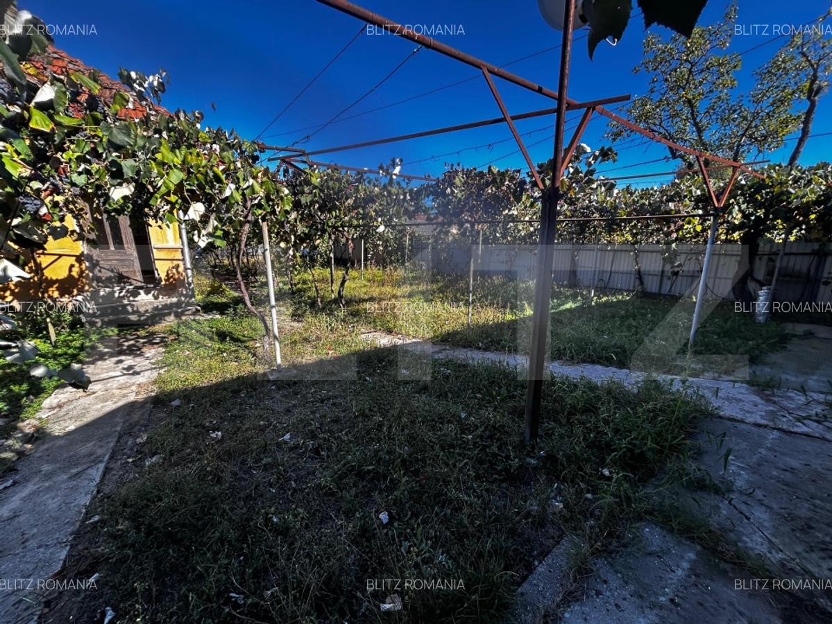 Doua casa de vanzare, teren intravilan 1773 mp, zona Stolojani - 4