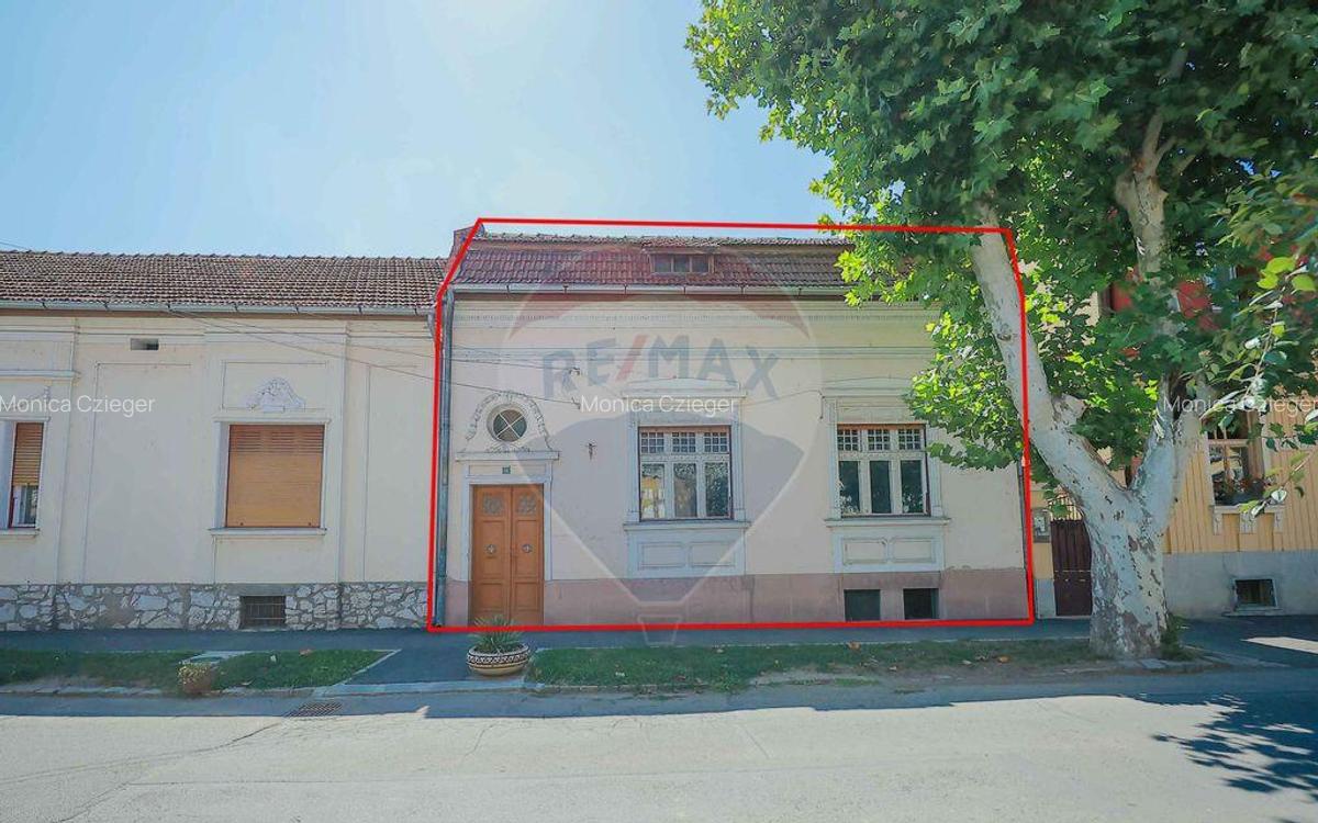 Casa evreiasca interbelica, singur in curte, de vanz... - 2