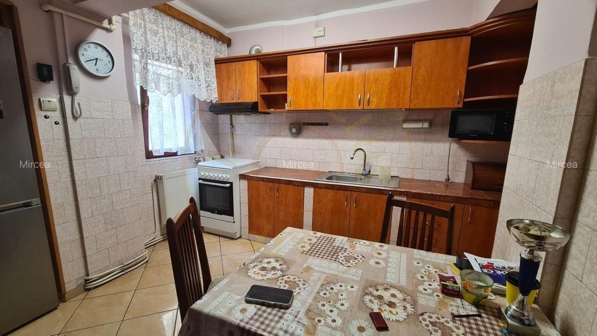 De vanzare Apartament 3 camere Micro 16 et 1 - 3