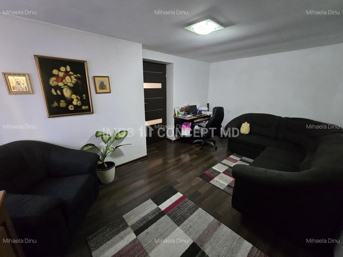 VANZARE CASA 3 CAMERE in zona Democratiei - 2