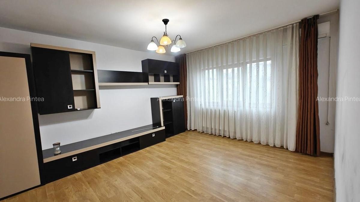 Apartament 3 camere, etaj 3, decomandat, 2 baie, Plopilor - 1
