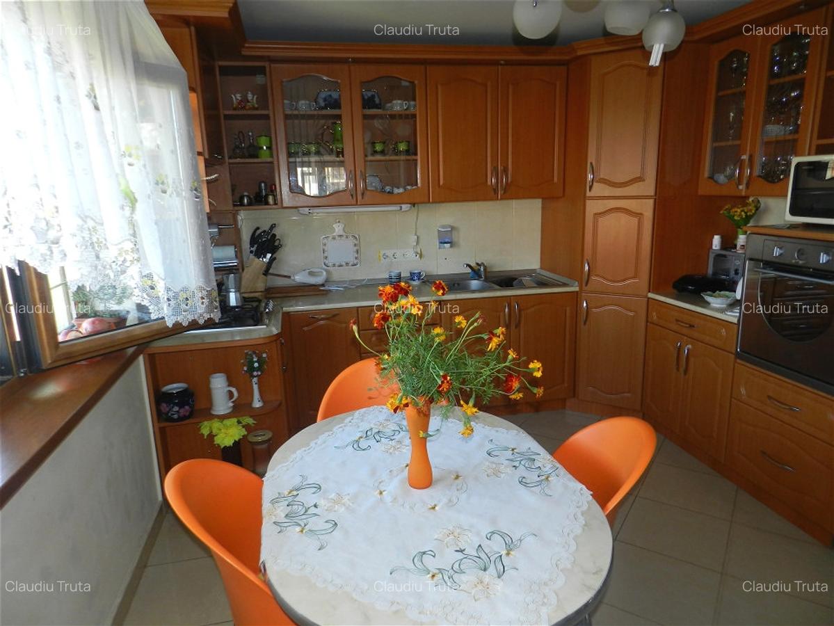 Casa de vanzare, 6 camere, teren 900 mp, Europa - 10