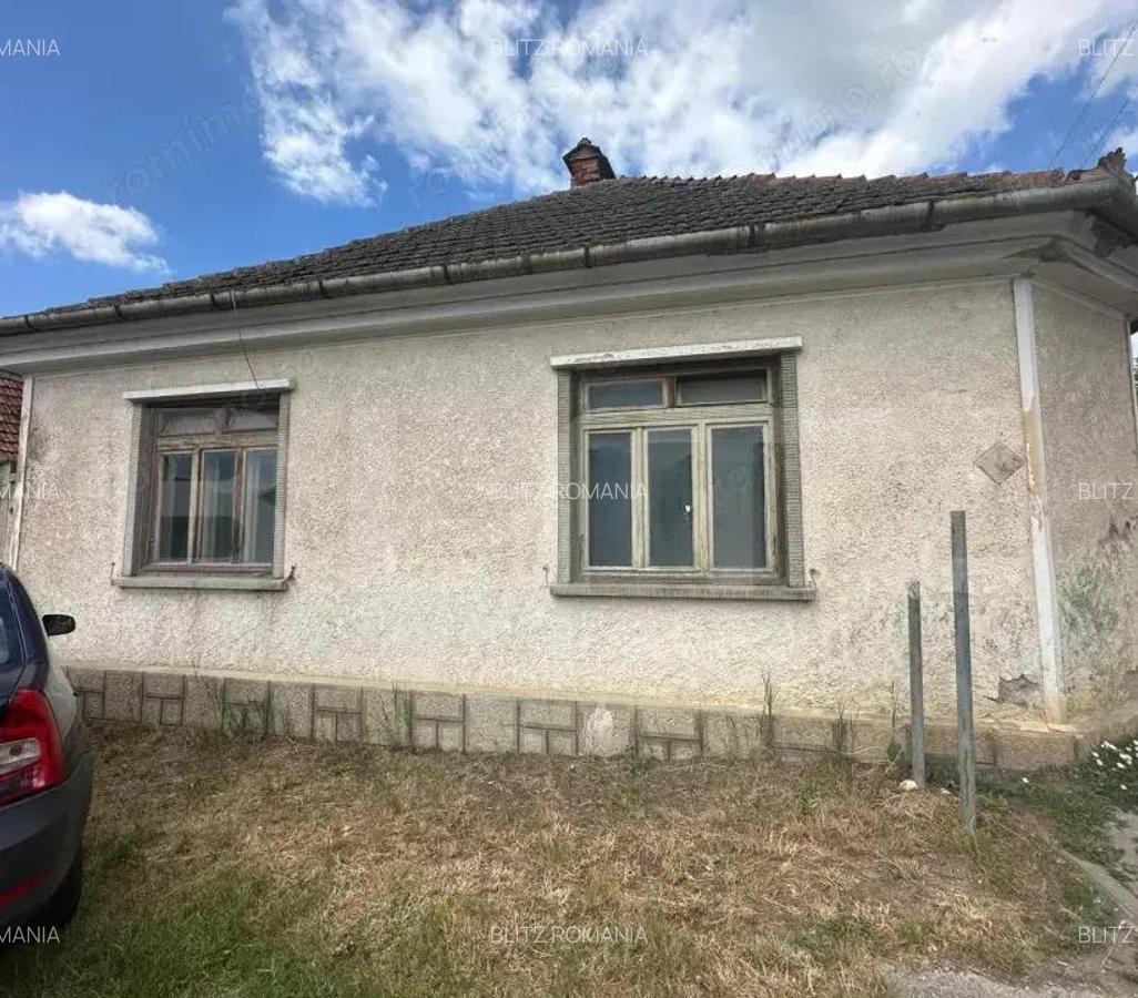 De vanzare teren generos cu casa, zona centrala, Sacele - 1