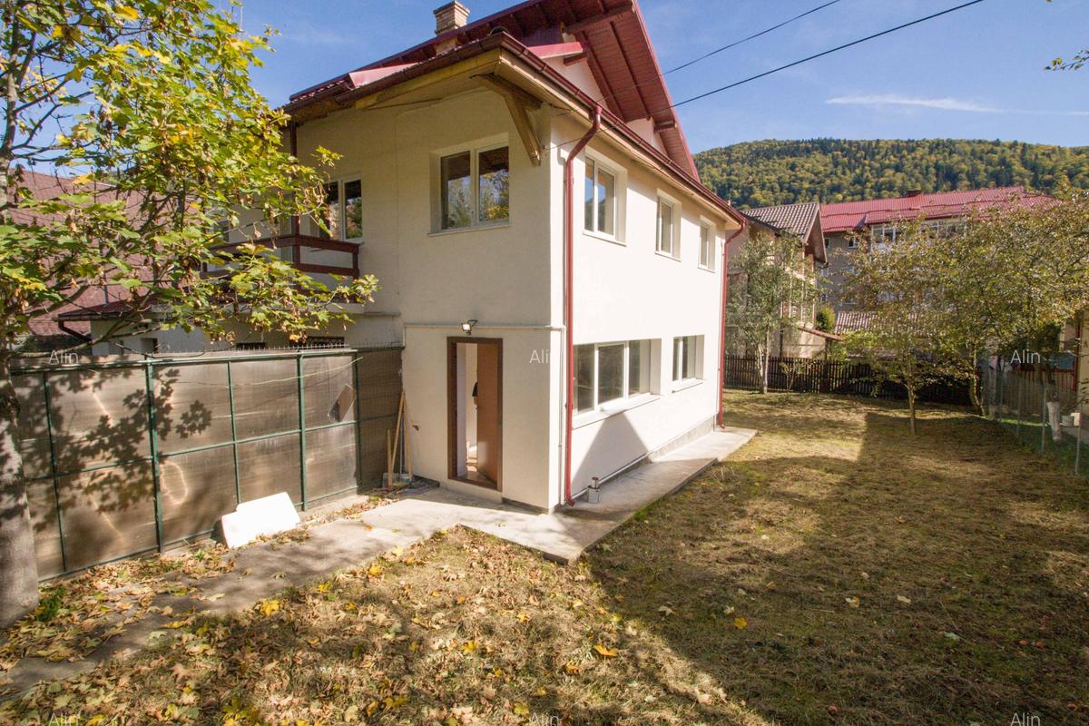 Casă cu 7 camere în Platoul Izvor - 2