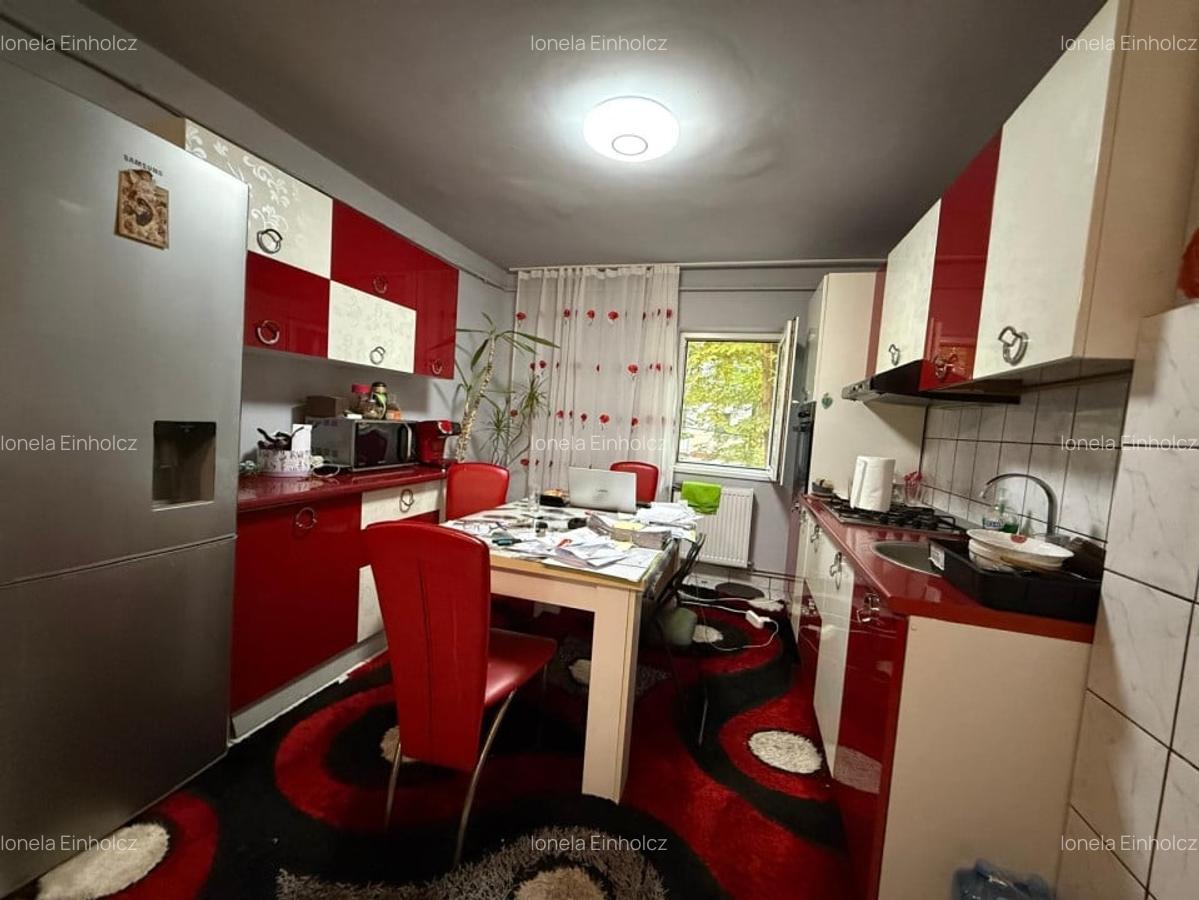 Apartament spatios, 3 camere, 2 bai, 2 balcoane, mobilat, etaj 1 - Zona Soarelui - 4