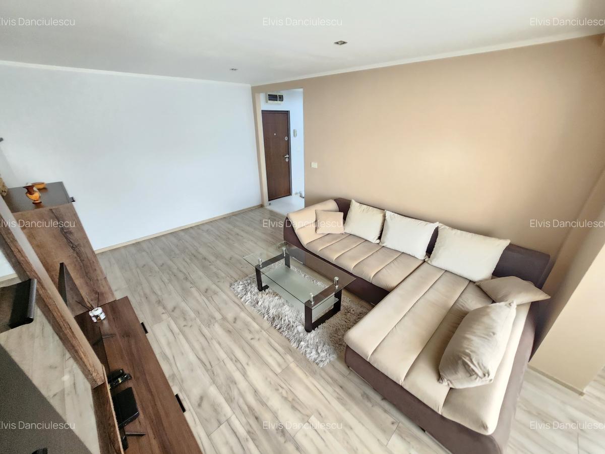 2 Cam-Aradului-3 Min Iulius Town--Mobilat-Centrala-Balcon--Aer conditionat-56 MP - 2