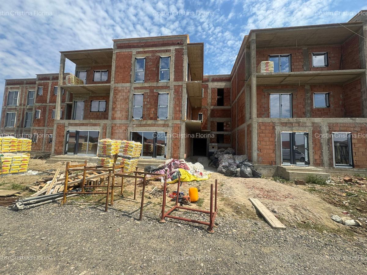Apartament cu 2 camere semidecomandat în Moșnița Nouă - 1