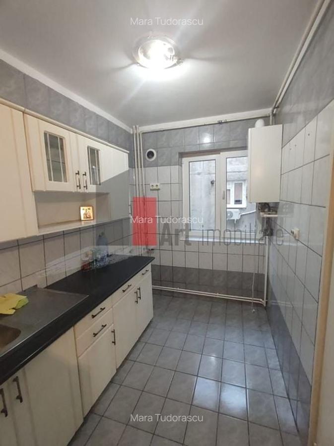Vânzare apartament decomandat 3 camere cu centrală - Str. Baciului - 14