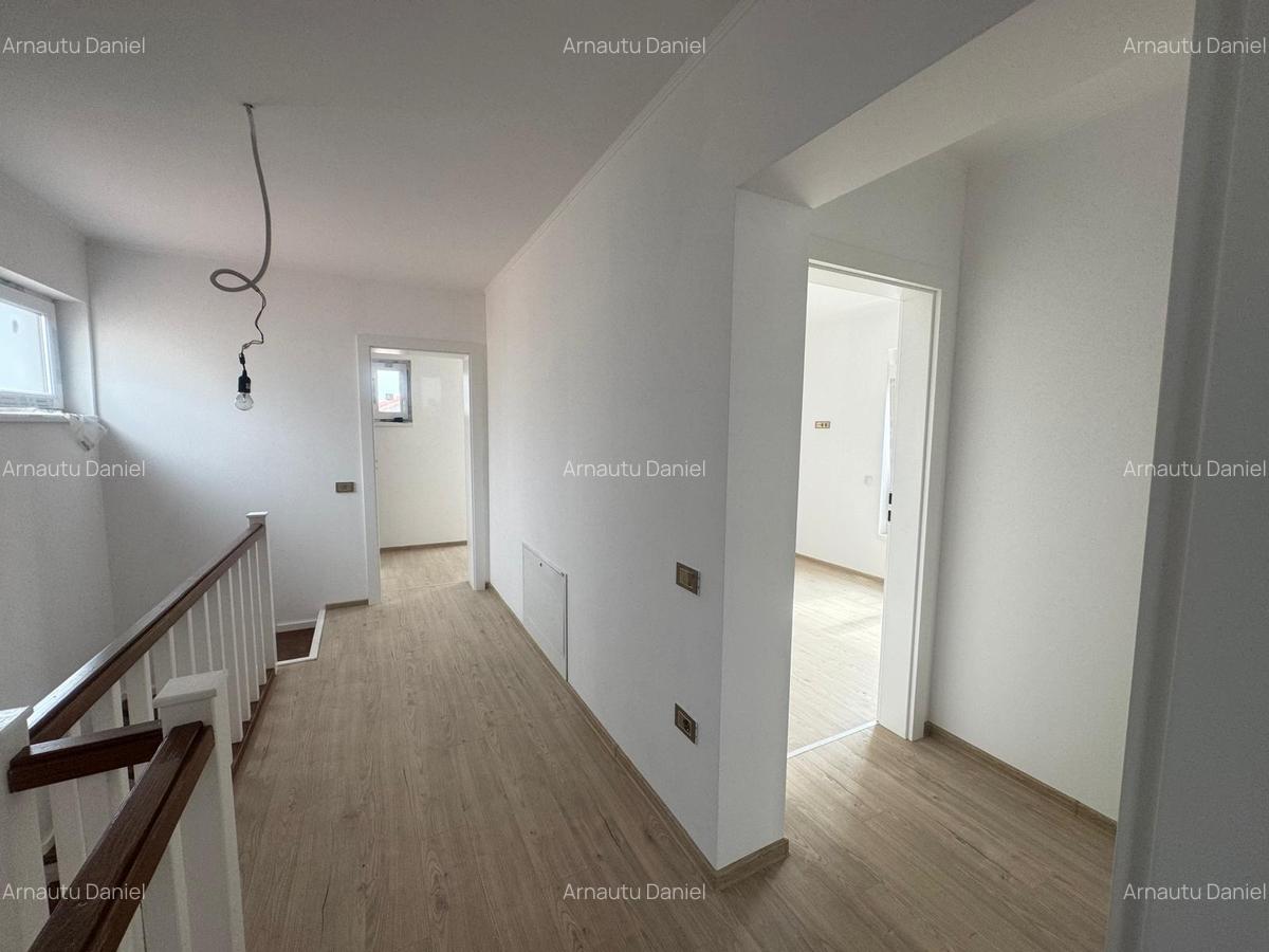 Casa cu garaj, lângă Carrefour, la asfalt - 5 camere, 3 băi - 5