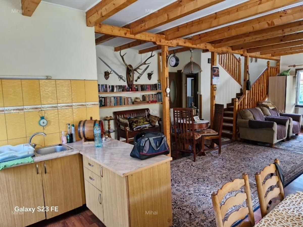Casă de vacanță sau permanentă, pe deal, cu curte terasată și priveliște superbă - 4