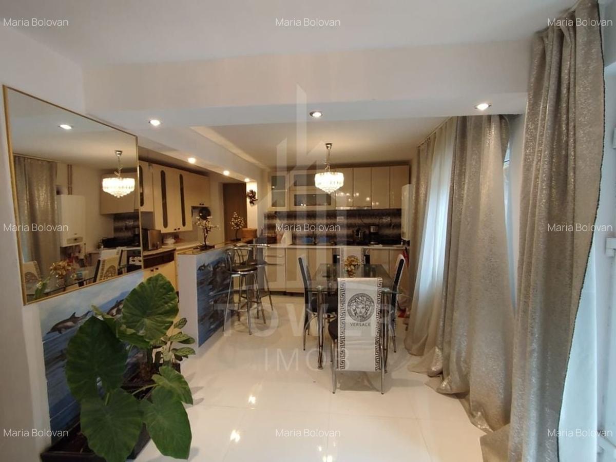 Casa de vanzare cu spatiu comercial la parter - 2