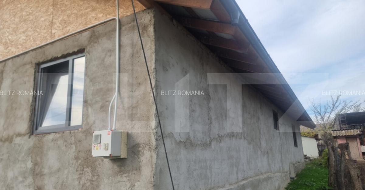 CASA LA ROSU CU TEREN - 36