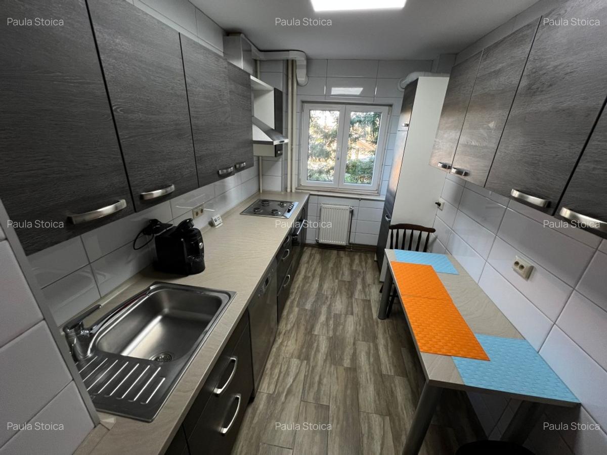 Apartamentul este proaspăt renovat, complet mobilat și utilat deține centrala te - 1