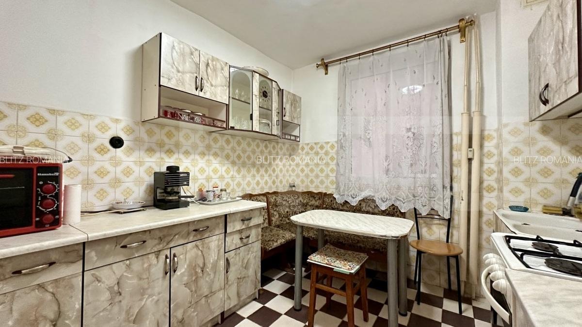 Apartament de vanzare,  decomandat cu 3 camere, zona Dacia - 4
