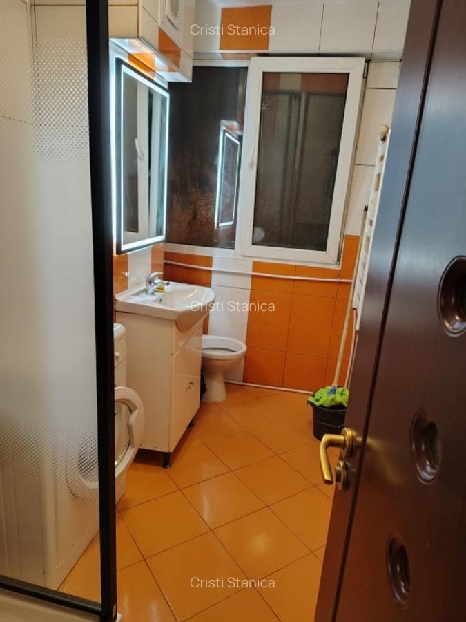 Eroii Revolutiei, doua minute metrou - 14