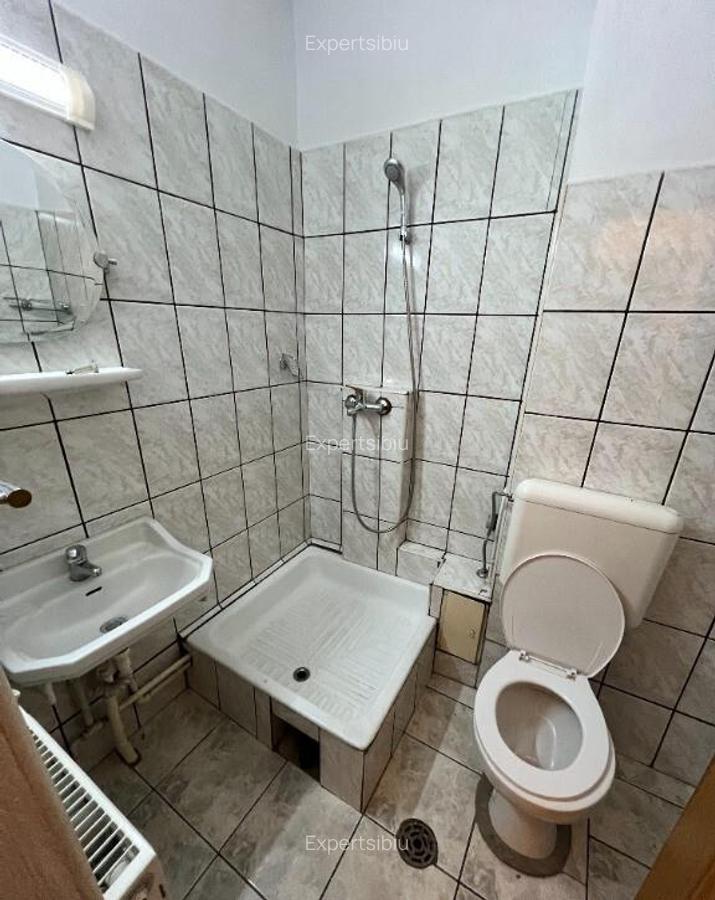 INCHIRIEZ apartament 4 camere decomandat, zona Vasile Aaron - 12