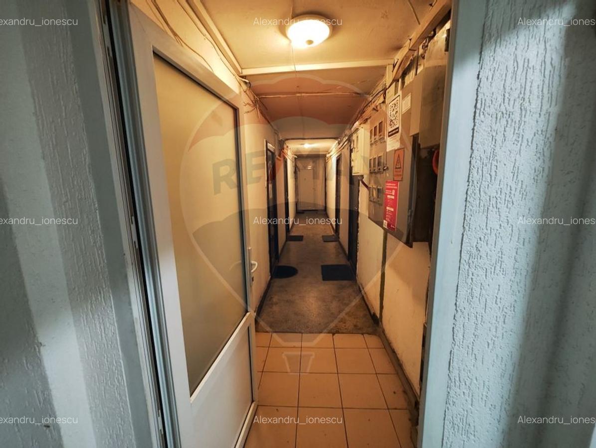 Garsoniera 15 mp utili + boxa 15 mp * mobilat * bloc cu lift * Titan - 9