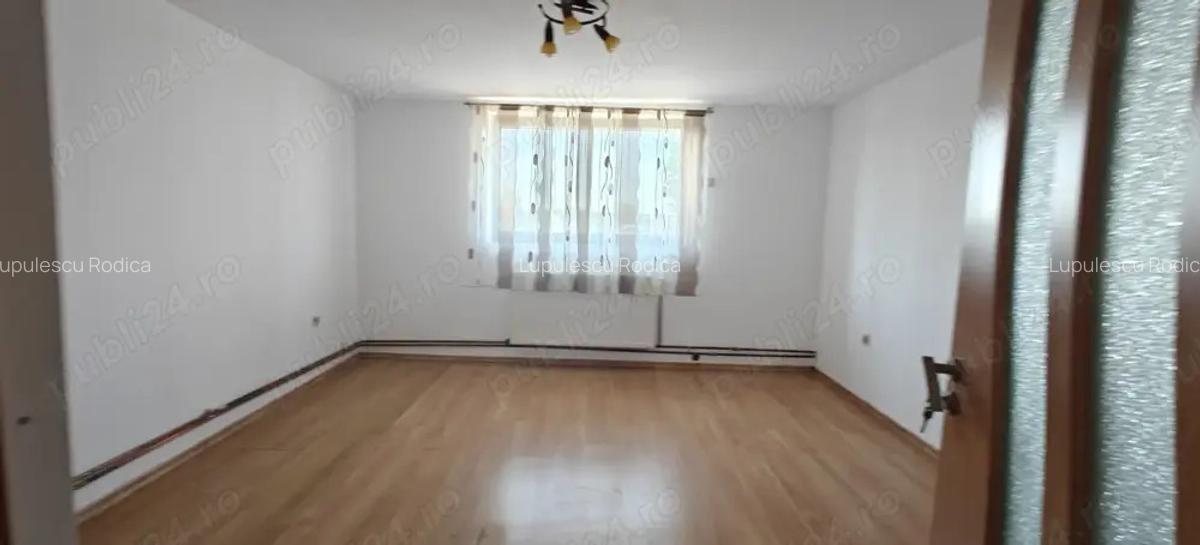 Casa de Vanzare - 1 Casa de Vanzare - 1