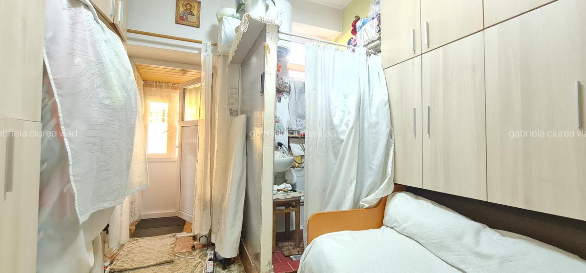 Vand o camera ,ideala birou situata pe str.9Mai - 2