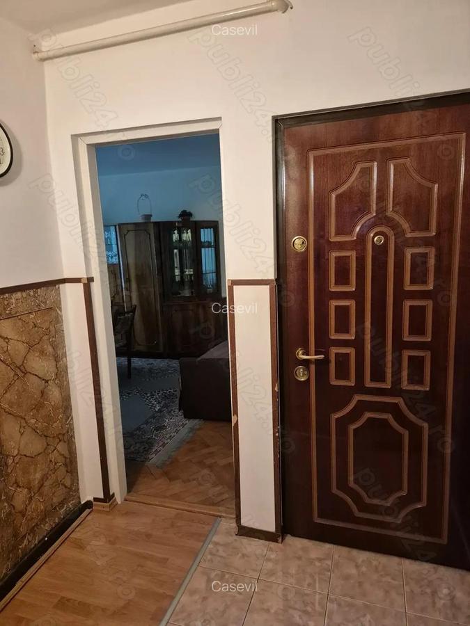 Apartament cu trei camere, zona Bradet, disponibil - 1