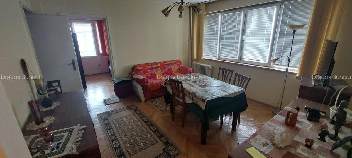 Apartament cu 3 camere semidecomandat, mobilat în 1 Mai - 2
