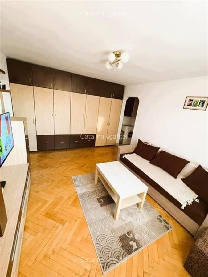 Apartament cu 2 camere semidecomandat, mobilat în Florilor - 1