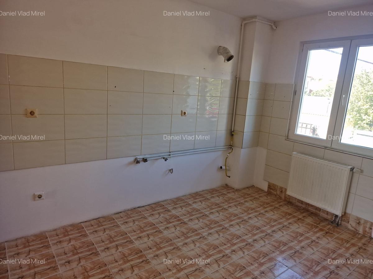 CASĂ DEOSEBITĂ CU 7 CAMERE DE VÂNZARE ÎN DUMBRĂVIȚA - 12