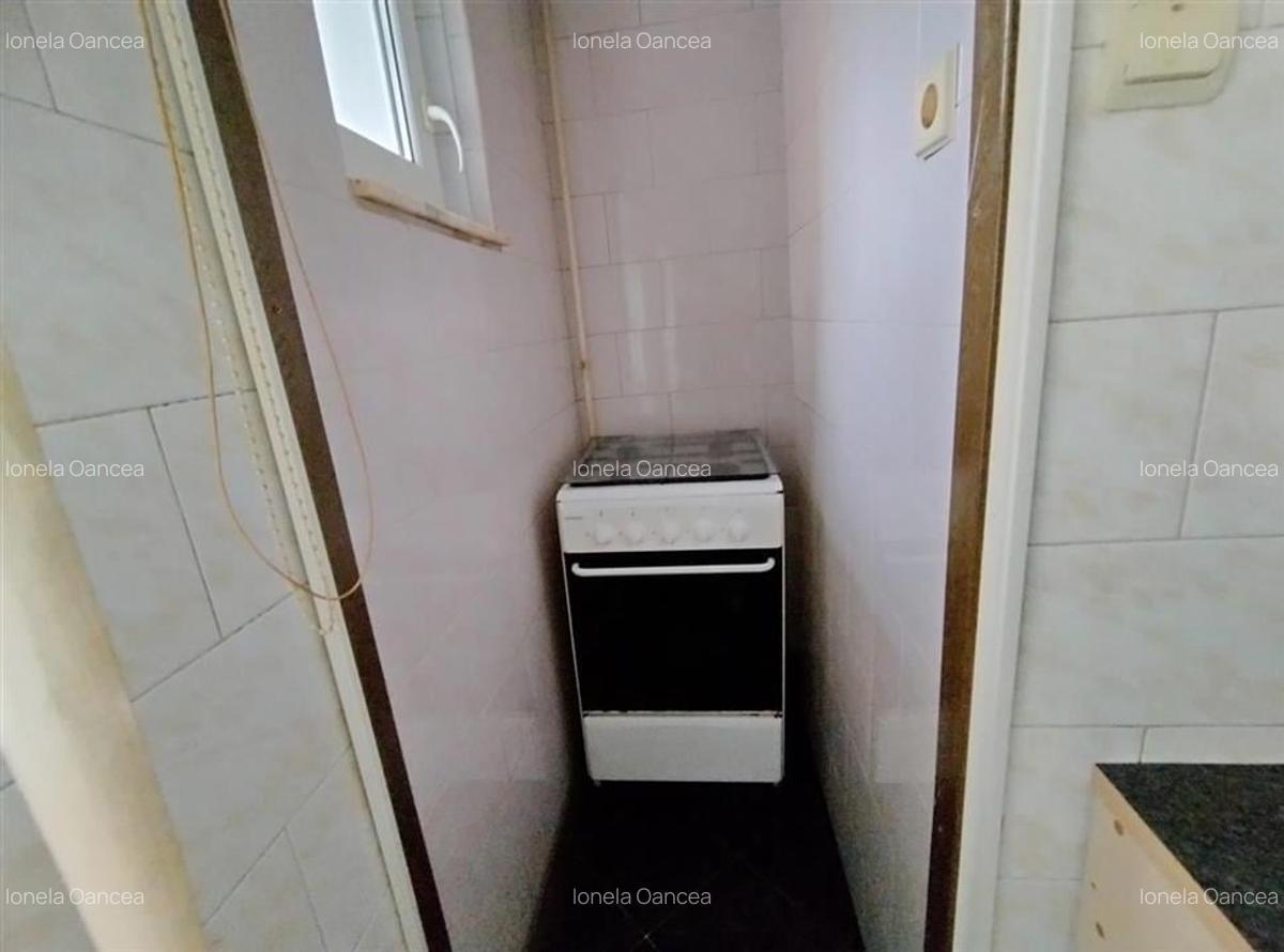 Apartament cu 3 camere situat in Tractorul - 9