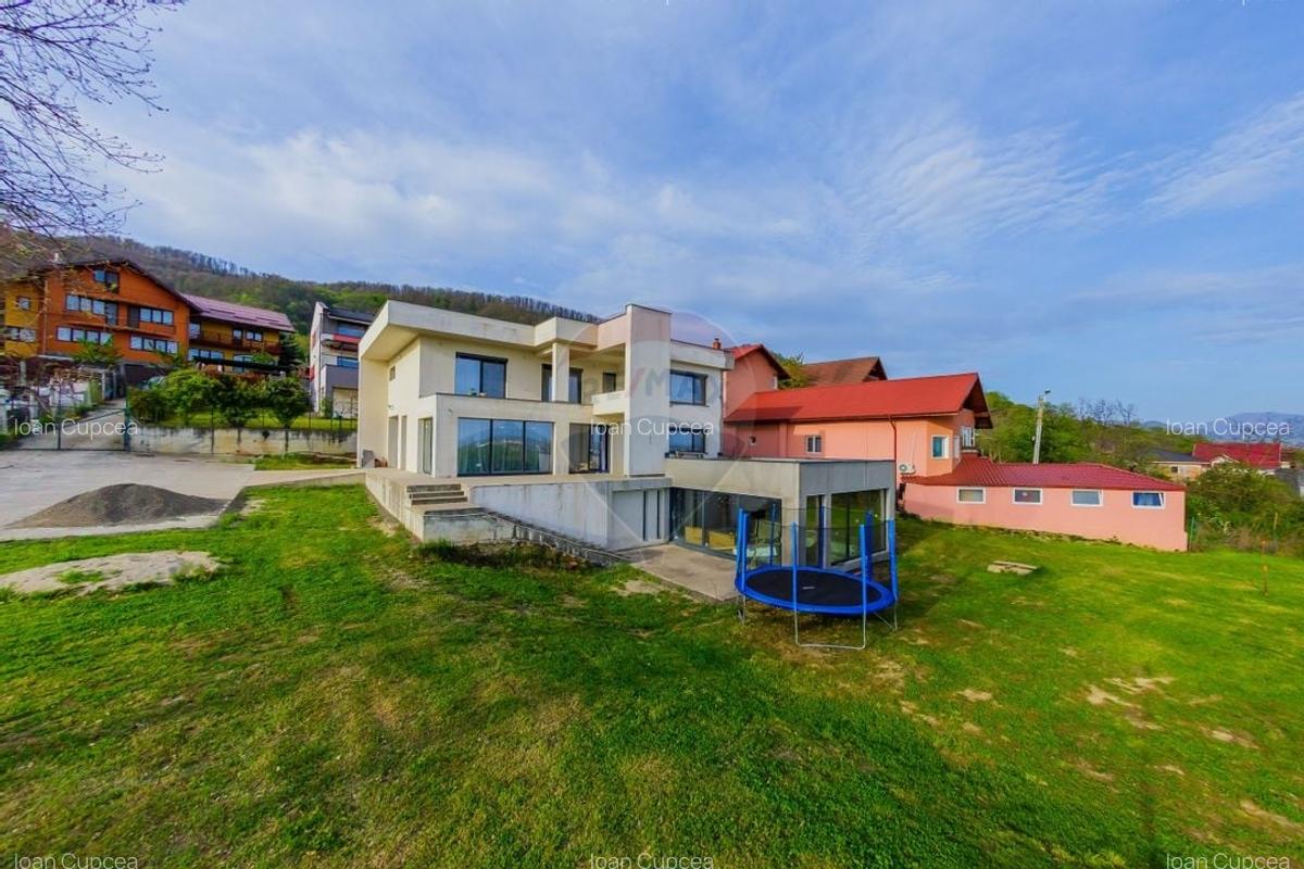 Vila cu piscina 15 ari si panorama de vanzare str. Grigore Ureche - 2