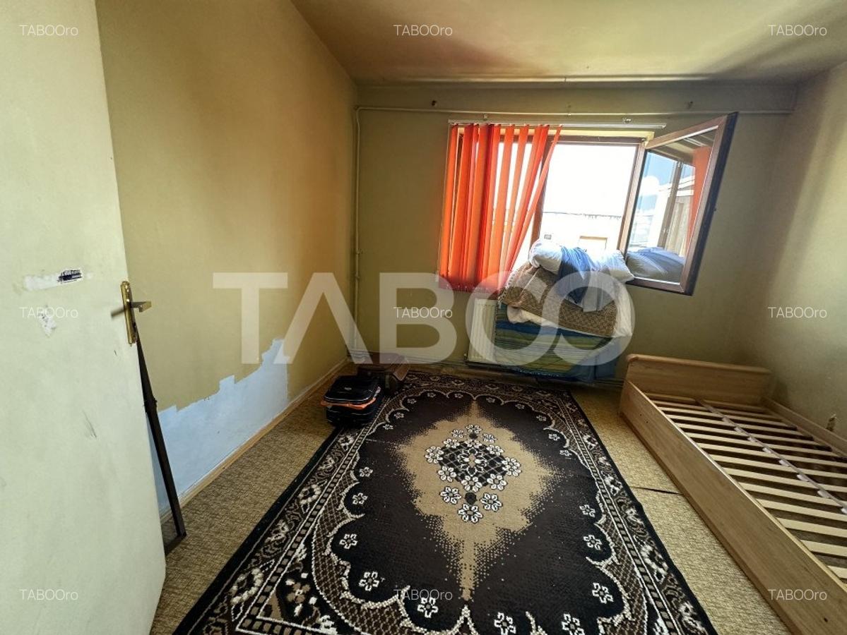 Apartament cu 3 camere semidecomandat în Periferie - 2